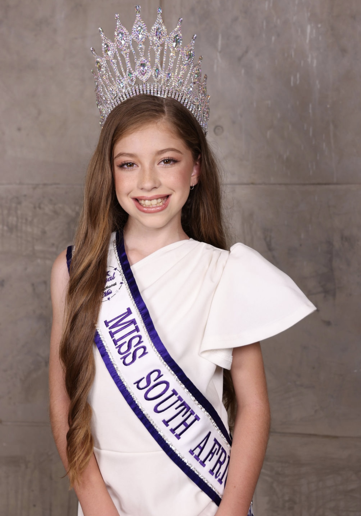 Miané Müller wearing sash and crown